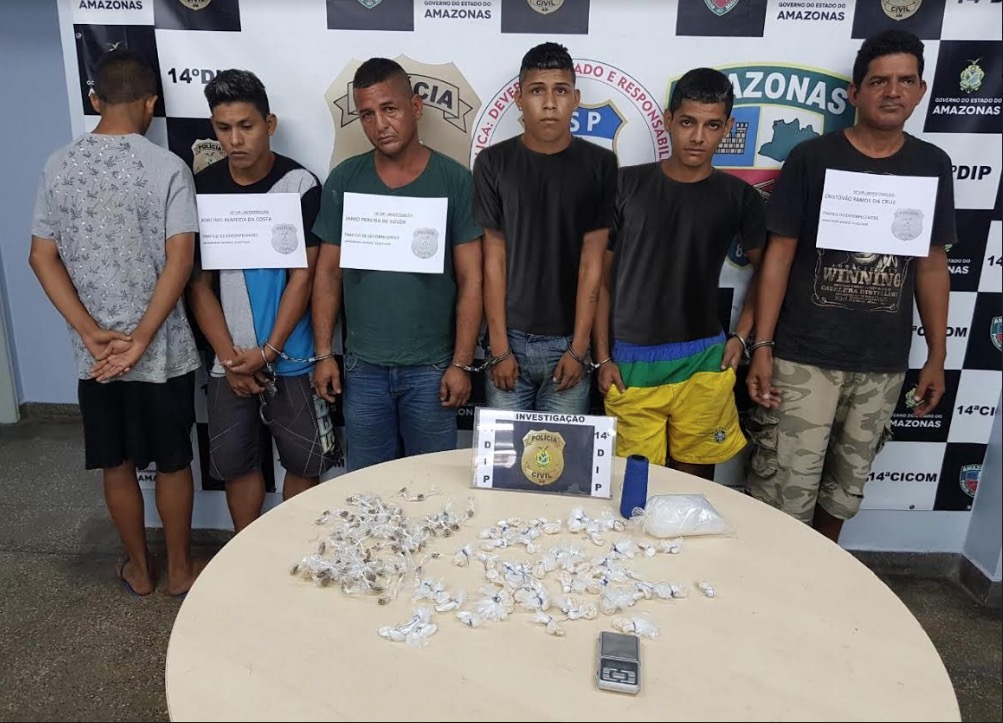 Cinco homens são presos e um adolescente apreendido suspeitos de tráfico de drogas em Manaus