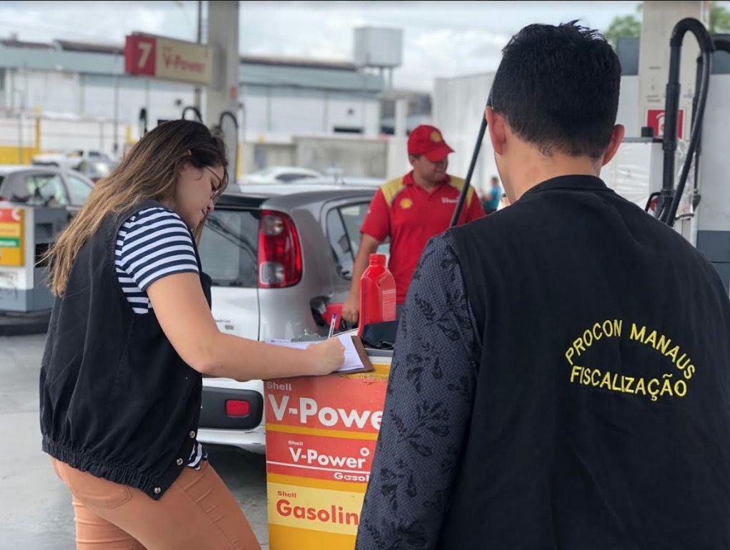 Quinze postos de combustíveis são multados pelo Procon em Manaus