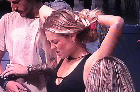 BBB19: Sister atende o telefone, indica alguém ao paredão e brother cai no choro