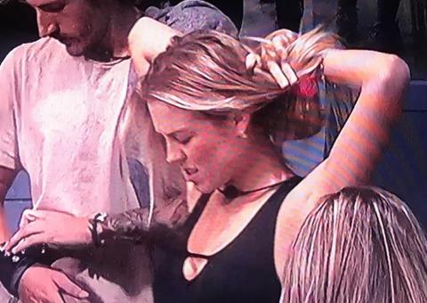 BBB19: Sister atende o telefone, indica alguém ao paredão e brother cai no choro