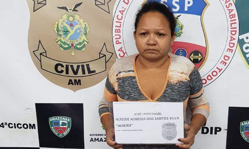 Manicure é presa suspeita de vender drogas pela janela da própria casa em Manaus 