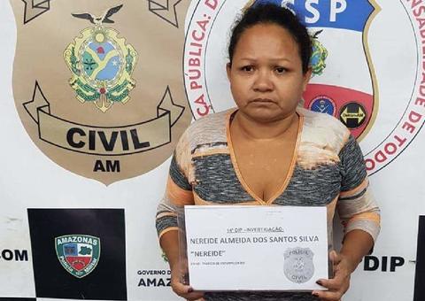 Manicure é presa suspeita de vender drogas pela janela da própria casa em Manaus 