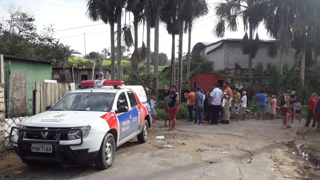Criminosos invadem casa, matam feirante e deixam mulher baleada em Manaus