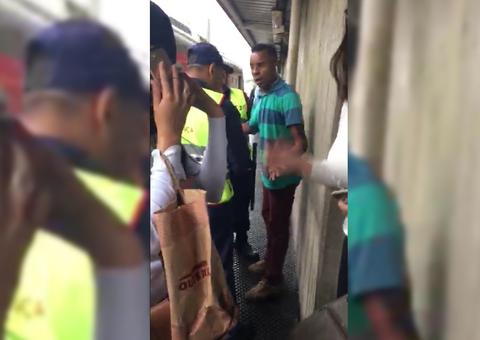 Vídeo mostra homem sendo detido após ejacular em mulher em trem