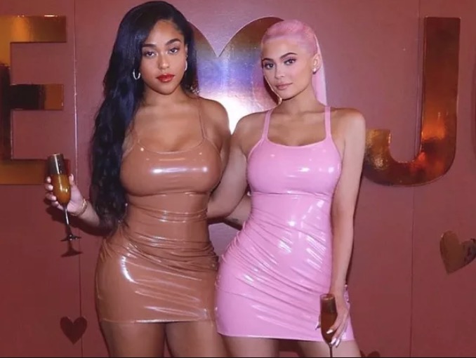 Após traição, amiga de Kylie Jenner implora para voltar a morar em mansão