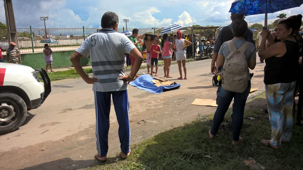 Mototaxista é executado ao deixar passageiro e bandidos tocam terror na fuga em Manaus 