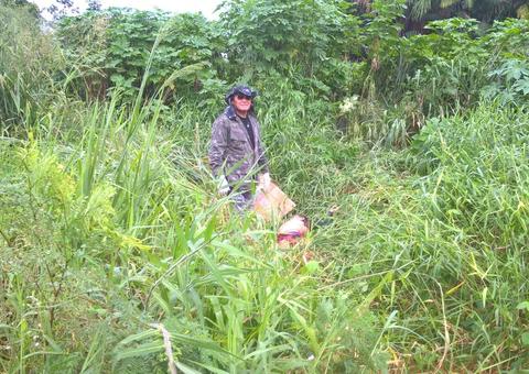 Família recebe ligação e encontra adolescente degolado em terreno baldio de Manaus 