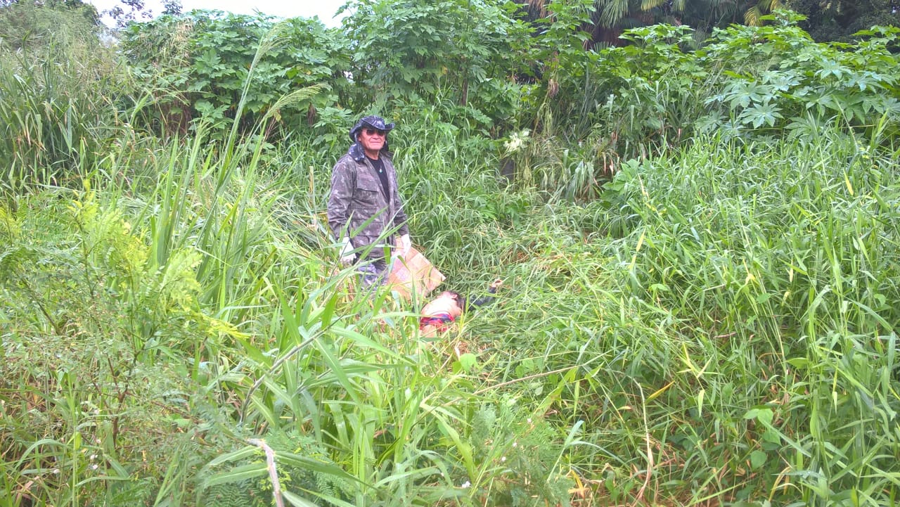 Família recebe ligação e encontra adolescente degolado em terreno baldio de Manaus 
