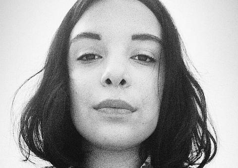 Jovem foi obrigada pelo padrasto a comer o próprio vômito: 'eu era usada como um lixo'