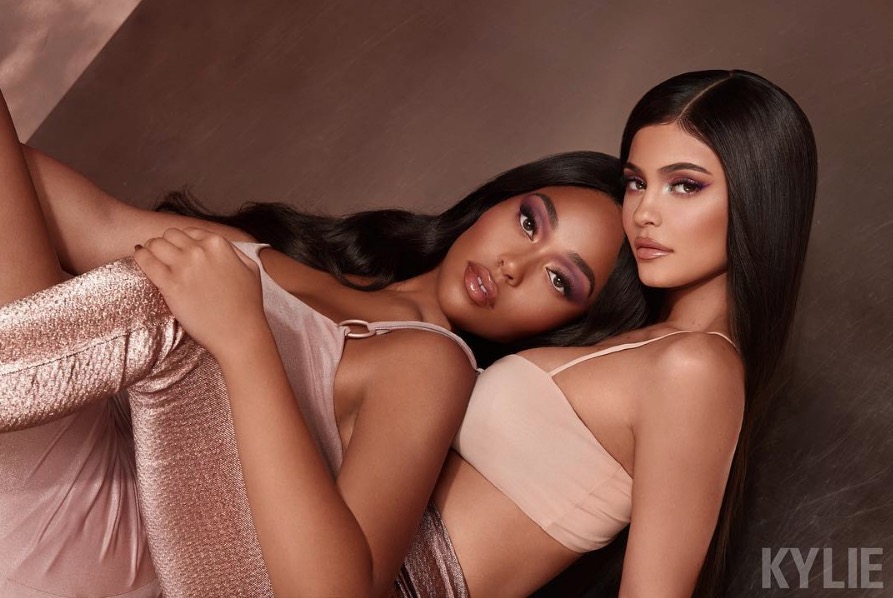  Melhor amiga de Kylie Jenner é alvo de retaliações das Kardashian após 'furar olho' de Khloé