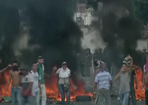 Manifestantes protestam na Venezuela após fechamento de fronteira com a Colômbia