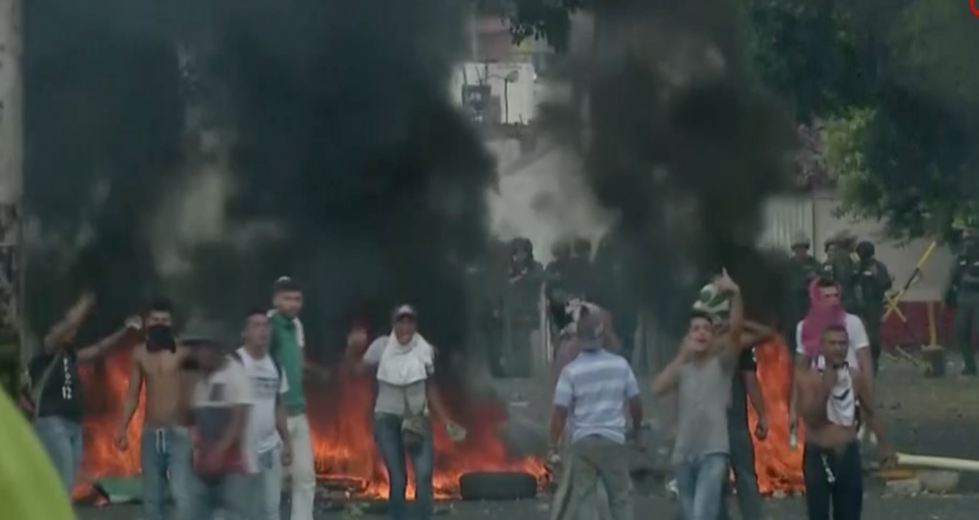Manifestantes protestam na Venezuela após fechamento de fronteira com a Colômbia