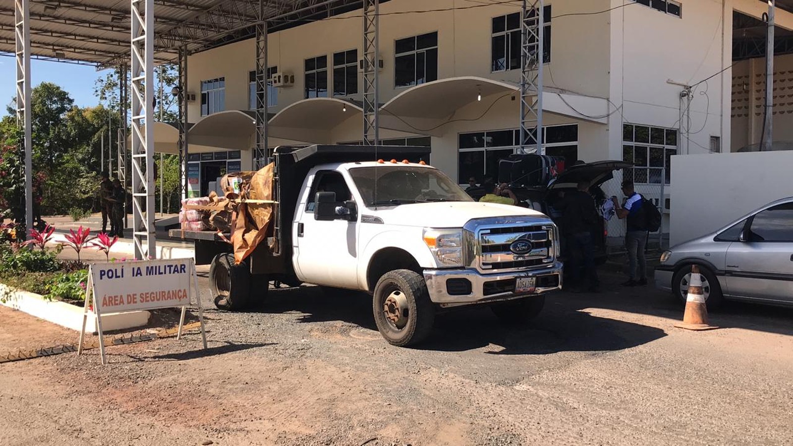 Caminhão com ajuda humanitária do Brasil chega a Pacaraima, na fronteira com a Venezuela