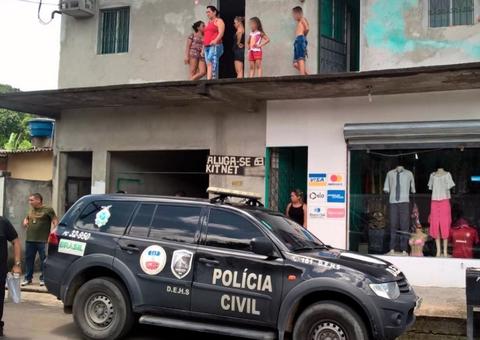 Em Manaus, dupla aluga kitnet e deixa homem degolado na sala