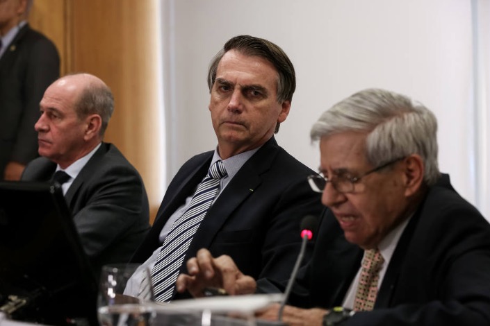 Bolsonaro acompanha com atenção situação na Venezuela; expectativa é que ajuda entre no país
