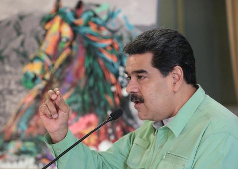 Maduro discursa para apoiadores e critica ajuda humanitária