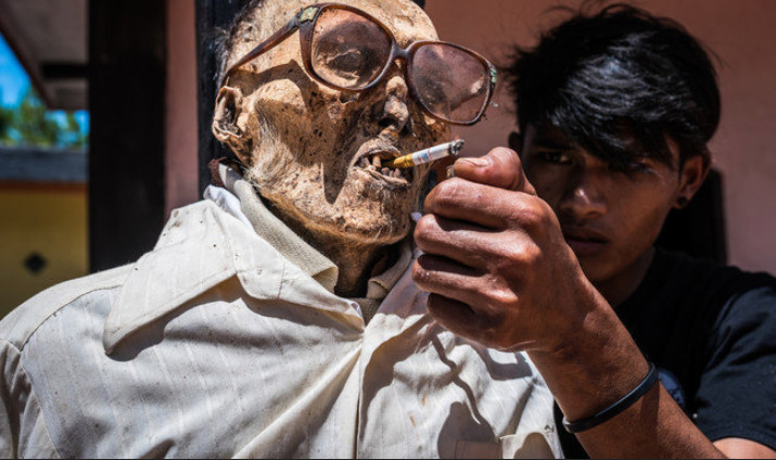 Parentes deixam defuntos em casa e garantem que traz sorte