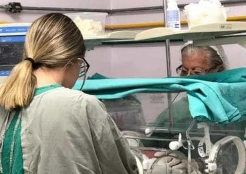 Recém-nascido é abandonado dentro de caixa de papelão em avenida