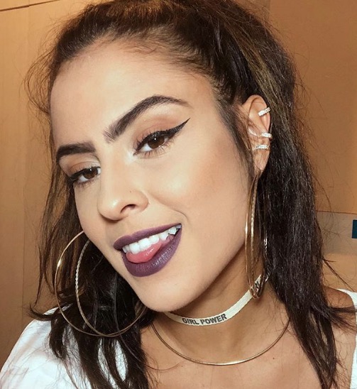  Com seios quase à mostra, ex-BBB Hana rebola de fio-dental em bloquinho de Carnaval