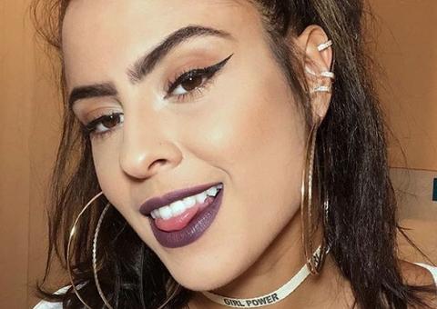  Com seios quase à mostra, ex-BBB Hana rebola de fio-dental em bloquinho de Carnaval