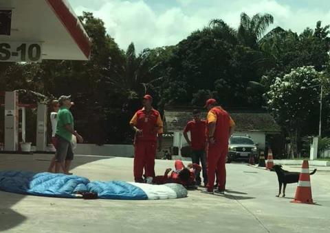 Paraquedista faz ‘pouso forçado’ e cai em posto de gasolina em Manaus
