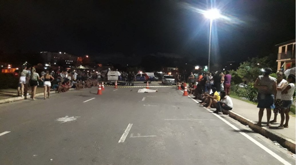 Homem é morto a tiros por dupla em moto em Manaus