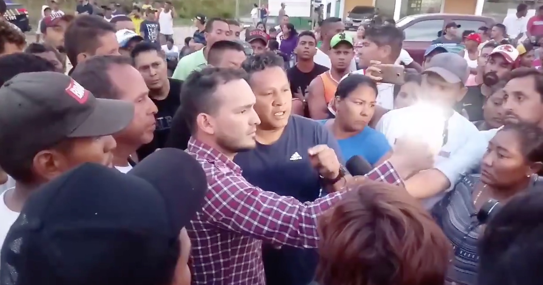 Prefeito foge da Venezuela pela mata e denuncia 25 mortes