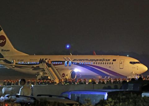 Passageiro tenta sequestrar avião com arma de brinquedo e é morto em Bangladesh