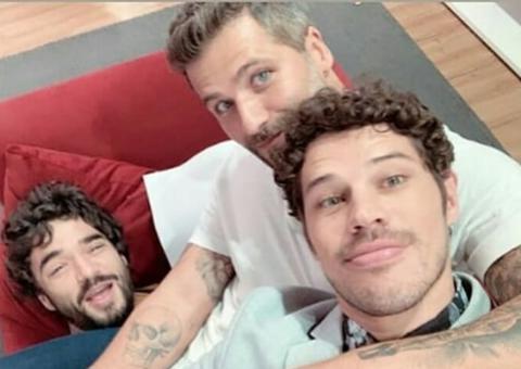 Caio Blat causa revolta ao ironizar em foto com José Loreto: ‘surubinha’