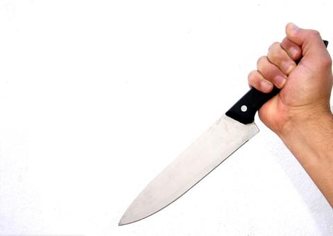 Colombiano é esfaqueado por trio em beco de Manaus 