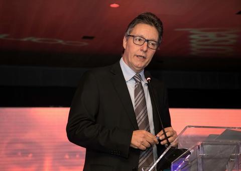 Sem licitação, Luiz Castro fecha contrato de R$ 46,6 milhões na Seduc 