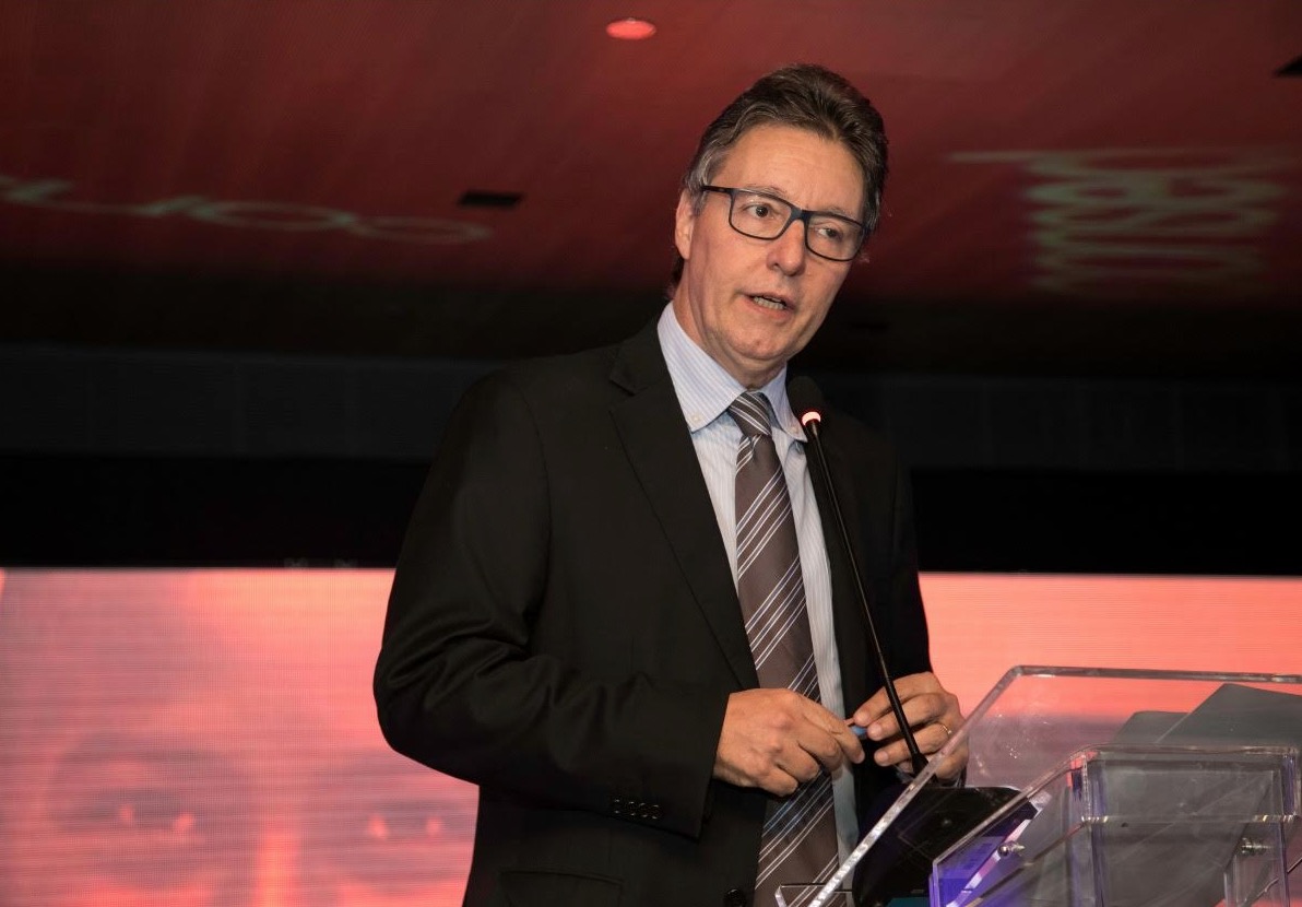 Sem licitação, Luiz Castro fecha contrato de R$ 46,6 milhões na Seduc 