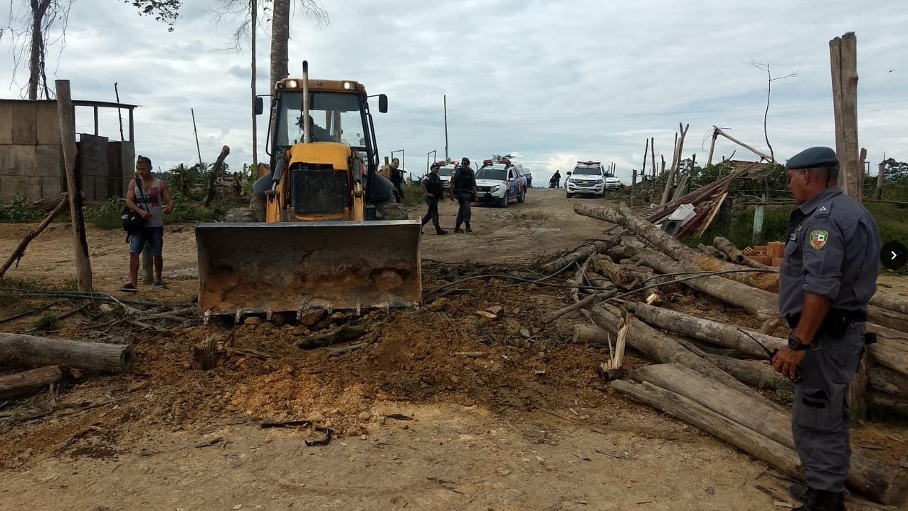 PM retira barricadas e prende três homens com armas e drogas em Manaus