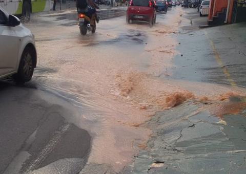 Após rompimento, água invade avenida e deixa trânsito perigoso em Manaus