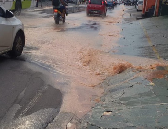 Após rompimento, água invade avenida e deixa trânsito perigoso em Manaus
