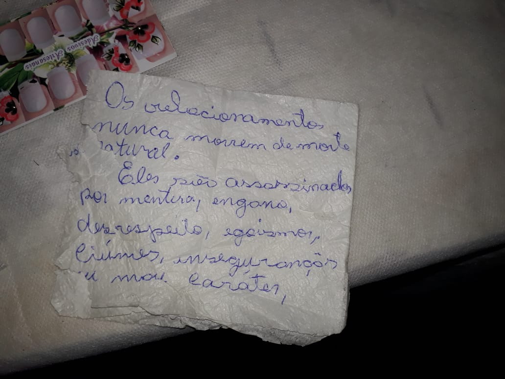 Com bilhete ao lado do corpo, homem é encontrado em cima da cama em Manaus