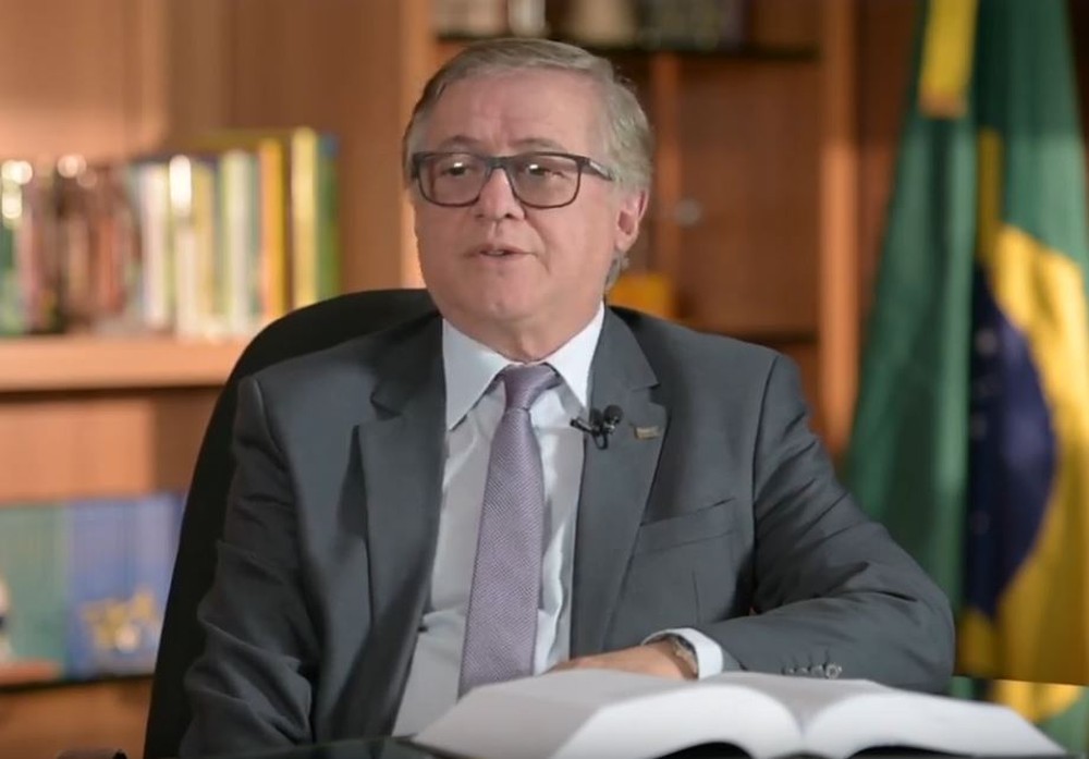 Ministro reconhece que errou ao pedir para escolas vídeos com crianças cantando Hino Nacional