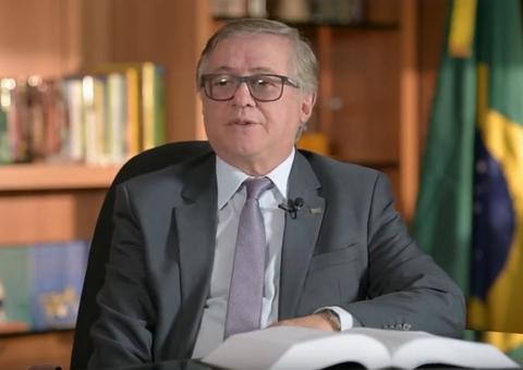 Ministro reconhece que errou ao pedir para escolas vídeos com crianças cantando Hino Nacional