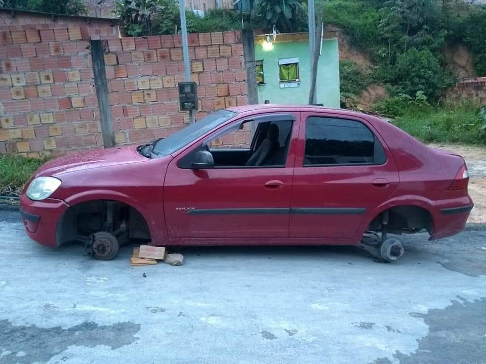 Em Manaus, moradores encontram veículo 'depenado' e tentam encontrar dono