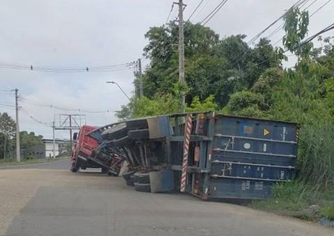 Carreta tomba em avenida de Manaus