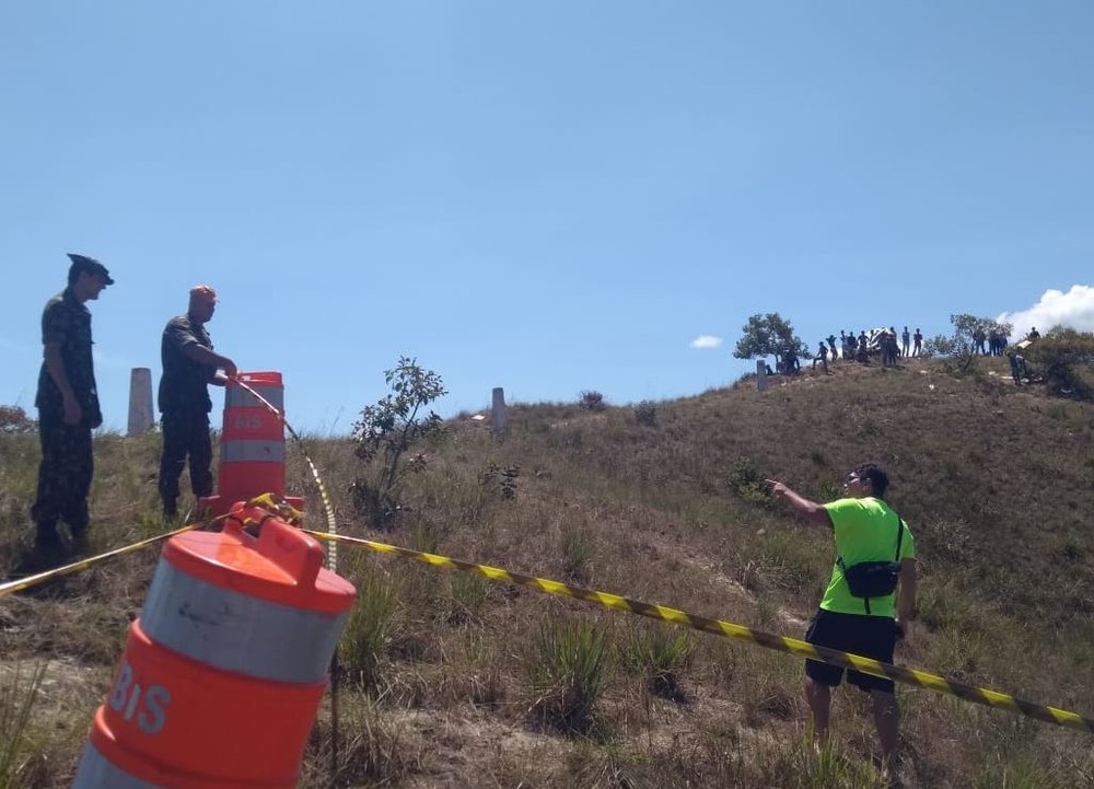 Exército brasileiro faz cerco para evitar aglomeração na fronteira
