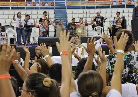 Louvor e adoração agitam Carnaval Cristão do Maranatha