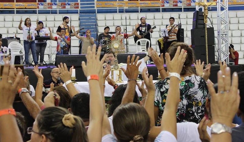 Louvor e adoração agitam Carnaval Cristão do Maranatha
