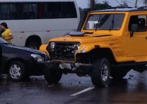 Grave acidente durante chuva deixa trânsito caótico em Manaus