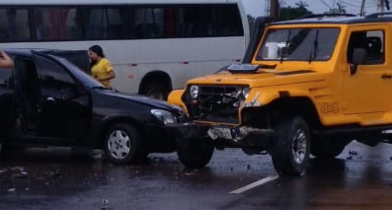 Grave acidente durante chuva deixa trânsito caótico em Manaus