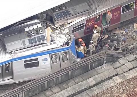 Batida entre trens fere 9 pessoas; maquinista está preso às ferragens há 3 horas