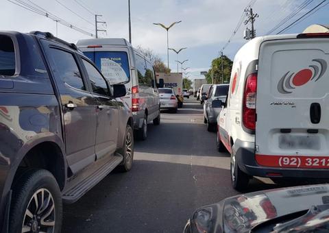 Caminhão em pane deixa engarrafamento quilométrico em avenida de Manaus