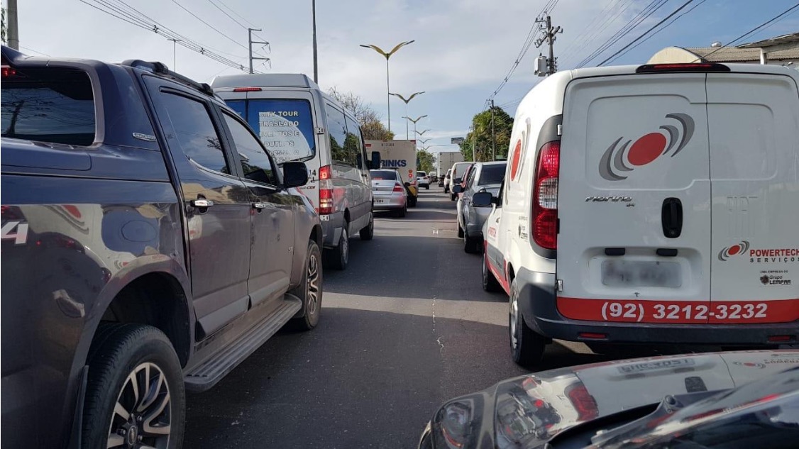 Caminhão em pane deixa engarrafamento quilométrico em avenida de Manaus