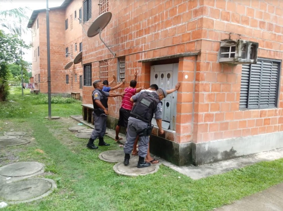 Polícia militar realiza operação de combate ao tráfico de drogas em Manaus