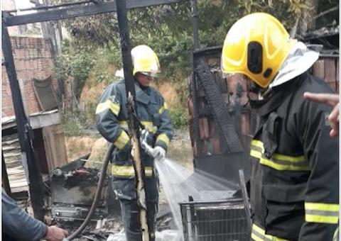 Em Manaus, casa fica destruída após incêndio